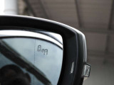 【ブラインドスポットアシスト】 車線変更アシスト機能。ドライバーの死角となる後方側面に車両を検知した際、ドアミラーに内蔵された警告灯が点滅しドライバーに注意を促します。