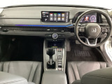 車内は光触媒抗菌消臭施工済です。インパネ周りはスタイリッシュなデザインで機能や装備も充実しています。グローブボックスやカップホルダーのほかにトレーなどたくさんの収納スペースが付いています。