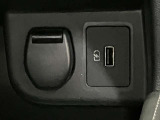 スマホ等の充電ができるUSBタイプAが装備されています。