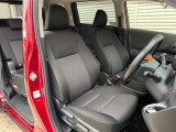 運転席まわりには十分なスペースがあり、大柄な方でもゆったり運転していただける環境です。