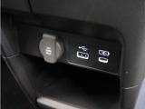 スマートフォンの充電等にも便利な電源ソケットも使いやすい場所に装備されています。