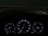 【アクティブ・ドライビング・ディスプレイ】フロントガラスにルートや車速などの情報を表示し、ドライバーの視線移動と、焦点調整の 時間をさらに短縮する事で、わき見のリスクを低減し ます。