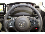 ハンドル左側にはオーディオ操作が出来るオーディオリモートコントロールスイッチ、右側にはHondaSENSINGとオートクルーズスイッチを装備!長距離運転や高速道路の運転では大活躍です!