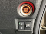 ハンドルの右側にはヘットライトリベライザーとHondaセンシング用のレーンキープアシストシステムなどがついています。ヘッドライトリベライザーは道路状況や積荷の加重に応じてライトの高さを調節できます。