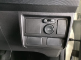 ハンドルの右側に電動格納付きパワーミラーの操作スイッチがついています。左右のサイドミラーの角度調節も微調整ができて便利です。