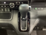 CVT車のセレクトレバーです。低速から高速まで、変速ショックのないスムーズな走りを実現するとともに、エンジン効率のよい領域を維持することで燃費にも貢献します。