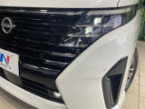【LEDヘッドライト】悪天候や夜間走行時も良好な視界を確保し安心して運転できる高輝度LEDヘッドライトを装備!点灯速度が早く、消費電力も抑えられています。