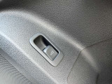 運転席ドアにトランクのオープンボタンがついています。車から降りずにトランクを開けることが出来ます。