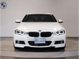 【BMWの伝統-1】BMWの特徴的な“キドニーグリル”は、80年以上続く伝統の形でございます。変わらないこだわりのデザインが、プレミアムブランド“BMW”を創り出します。