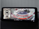 【360°ビュー・モニター】専用カメラにより上から見下ろしたような視点で360度クルマの周囲を確認することができます。駐車が苦手な方でも縦列駐車や幅寄せ時に活躍してくれます。