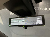 スマートルームミラー装着車です。車両後方のカメラ映像をミラー面に投影します。社内の状況や天候に左右されずいつでもクリアな後方視界が得られます。
