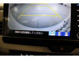 バックをするとき自動でリアの様子が映る『リアカメラ』付き!ナビ画面で確認しながらバックができ、ガイドラインで距離感がつかめるので後ろの壁も安心ですね。でも、周りへの目視も忘れないでくださいね!