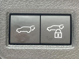 【パワーバックドア】スマートキーや運転席のボタンを押すだけでリアゲートが自動で開閉します!荷物を持っている時や、高い位置にあるバックドアを閉める際に便利な機能です♪