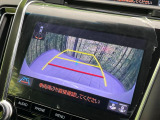【バックカメラ】駐車時に後方がリアルタイム映像で確認できます。大型商業施設や立体駐車場での駐車時や、夜間のバック時に大活躍!運転スキルに関わらず、今や必須となった装備のひとつです!