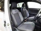 ■Rライン専用装備(専用ハーフレザースポーツシート、専用ステアリングホイール、各部シルバーステッチ、専用スカッフプレート、プログレッシブステアリング・レシオ可変式ステアリング、ステンレスペダル)