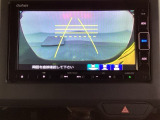 バックでの車庫入れも安心です! リアカメラが付いているバックモニター付のナビを装備しております。操作線もついており距離感も画面から確認できます。