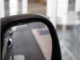 【ブラインドスポットモニター】車線変更時の側方確認をサポートします。斜め後方から接近するクルマを、ドアミラー内の警告灯でお知らせします。