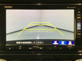 【バックカメラ】運転が苦手な方も車庫入れラクラクです!ギアをリバースに入れれば自動的に切り換わりますので、面倒な操作は不要です♪狭い駐車場もお車を傷つけず安心ですね!