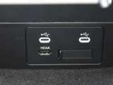 USBポートが二口ございますので、運転席と助手席それぞれのスマホや電子小物を充電可能です。