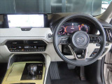 運転席は、ドライバー中心のコクピットや豊かさを感じる上質なインテリアが特徴で、機能とデザインを両立させた優れた空間デザインにより、走りへの期待が自然と高まります★☆★☆