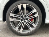 21インチ純正アルミホイール装備 全車両に標準装備の純正アルミホイールは、純正ならではのバランスの良いデザインと、走行安定性をお楽しみ頂けます。