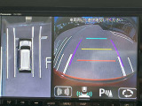 360°ビューモニターでは、両サイドとフロント、バックカメラの合成で、あたかも上空から見下ろした様に周囲を確認して頂けます。駐車場だけでなく、T字路等でも活躍のアイテムです!