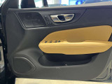 他の車に乗る機会がある度、あらためてボルボのドアの厚みに驚かされます。「バツッ」という開閉音とともに外界とは遮断された静寂が訪れ、「守られている」ことを日々、実感させてくれます。
