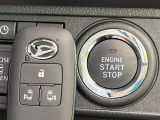 【キーフリーシステム】カバンやポケットに入れたままでもドアの施錠・解錠が可能なスマートキーを装備。エンジンのオン・オフ時もカギを取り出す必要が無いからとっても便利です♪
