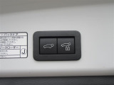 バックドアの開閉は電動式