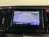 リバースギアに入れるだけで後方の表示へ切り替わります。夜間や雨の日の駐車も楽になりますよ。