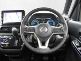 ステアリングハンドルです。オーディオコントロールスイッチが付いて運転中でも手元でオーディオの操作が出来て便利ですよ。