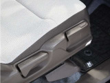 【ハイトアジャスター】レバーの上下操作だけで、座面を運転しやすい高さへ簡単に調節できます。