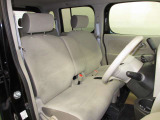 ドライバー目線で、使いやすく安全操作性と良好な視界を実現した運転席です。