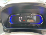 速度はデジタル表示で見やすいですね。燃費のいい運転をすると、イルミネーションがグリーンになります。グリーンの状態を長く保つだけで、上手にエコドライブができます。