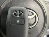 【スマートキー】カバンやポケットに入れたままでもドアの施錠・解錠が可能なスマートキーを装備。エンジンのオン・オフ時もカギを取り出す必要が無いからとっても便利です♪