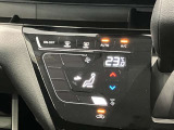 段差のないパネルスイッチのオートエアコン付きです。予め温度設定すれば後はセンサーが感知して設定温度を保ってくれますので快適なドライブが楽しめます。雨の日のガラスの曇りもなく安全な運転ができます。