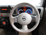 運転が楽しくなる明るく開放的な運転席まわりです。