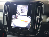車両のアップデートにより、バックモニターには360°ビュー表示と同時表示されるようになりました 現在ステアリングを切っている方向を示すステアリングガイドも表示されます