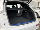 開口部が低く設定されているので、荷物の積み下ろしがスムーズに行えます。更に分割可倒式リアシートの採用でシートのバックレストを倒すと、大きく長い荷物も積み込めます。