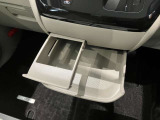 ミニテーブルとしてもカップホルダーとしても使用できる2WEY仕様です!使用しないときは収納できるのでスマートな車内空間を維持できます♪