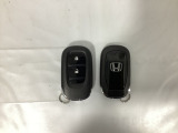 スマートキーを装備しています。鍵を差し込むことなくドアロックの開け閉めと、スタートボタン操作でのエンジンスタートができます。スペアキーも同じものを用意しております。