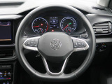 Volkswagen全車共通の上質な本革を使用した手触りのしっとりとしたステアリングです。唯一素肌が触れるハンドルは上位モデルと同じ握り心地になっております。