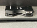 ETCユニットはグローブボックスの中に装着されています。こちらの車両はDSRC(ETC 2.0)に対応していますので、渋滞情報などリアルタイムでナビに反映されます。