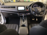 車内は光触媒抗菌消臭施工済です。インパネ周りはスタイリッシュなデザインです。グローブボックスやカップホルダーのほかにトレーなどたくさんの収納スペースが付いています。