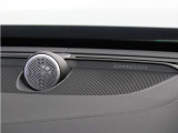 【Bowers&Wilkins】世界のオーディオファン垂涎のプレミアムサウンドシステムを搭載。コンサートホールのベストポジションに相当する音場空間を忠実に再現。乗る人すべてに驚きの音響体験を提供します