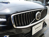 フロントカメラはデザインも重視しVOLVOのロゴマークに内蔵されています