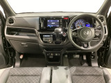 車内は光触媒抗菌消臭施工済です。スタイリッシュなデザインでスポーティなインパネ周りを演出します。グローブボックスやカップホルダーのほかにトレーなどたくさんの収納スペースが付いています。