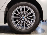 BMWの純正アロイホイールは軽量かつ強度にも優れているホイールで走行性能を引き上げる設計になっております。足元にもBMWは妥協がなくこだわっている個所になります。