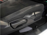 【ハイトアジャスター】レバーの上下操作だけで、座面を運転しやすい高さへ簡単に調節できます。