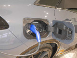専用の充電コードを家庭用コンセントと車につなぐだけで充電スタート!(ご自宅の配線工事が必要な場合があります)